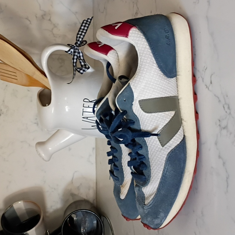 Veja Mens Blue & White V-10 Retro Runner